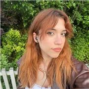 Profesora de economía, con grado y máster en el ámbito.